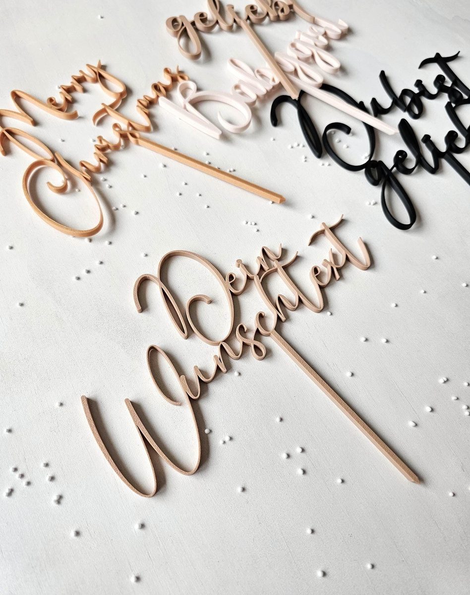 Cake Topper mit Wunschtext auf hellem Holz