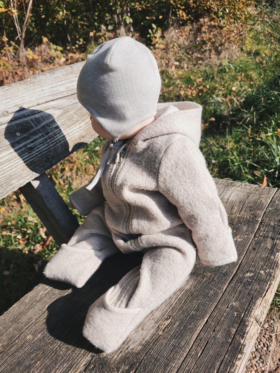 Kind im Wollwalk-Overall